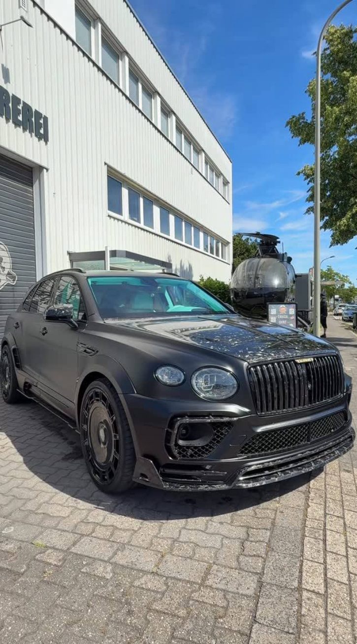 Bentley in Mattschwarz vor der Werkstatt