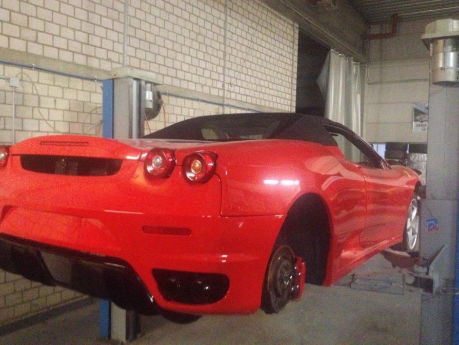 Roter Ferrari auf der Hebebühne