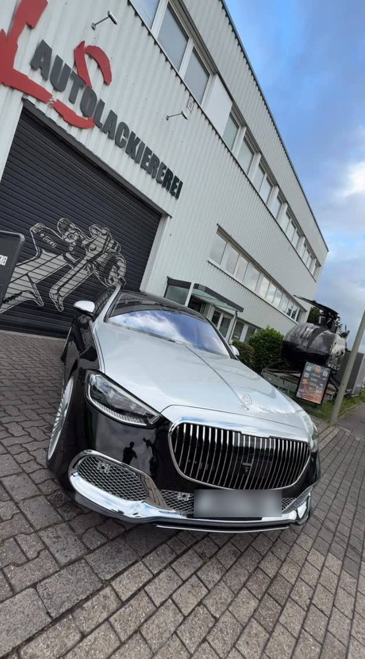 Maybach vor dem Rolltor der Werkstatt