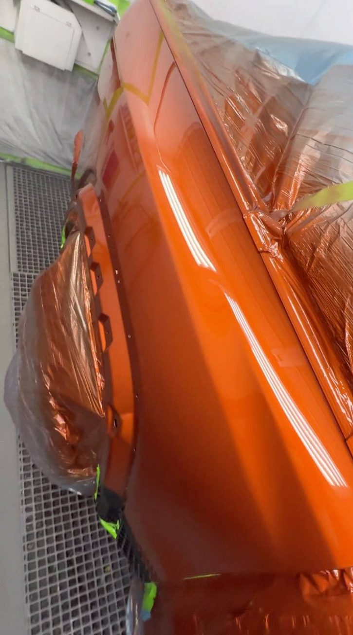 Frisch orange lackierte Karosserie in der Kabine